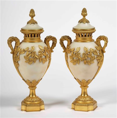 Coppia di cassolettes in bronzo e marmo bianco. Stampigliate "Boudet Paris"....