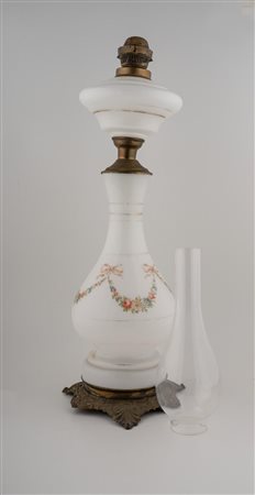 Lume da tavolo in opalina bianca