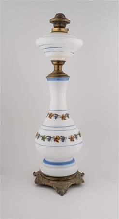 Lume da tavolo in opalina bianca