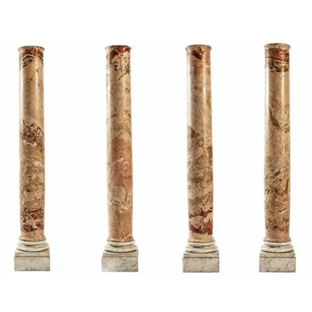 Quattro antiche colonne in diaspro di Sicilia. Fusto liscio poggiante su...