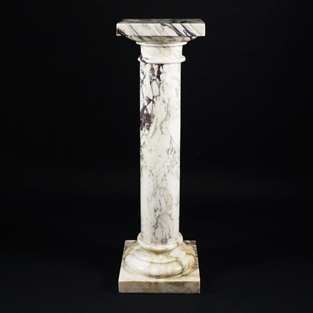 Colonnina in marmo pavonazzetto con base e piano quadrangolari, cm. 102x30x30