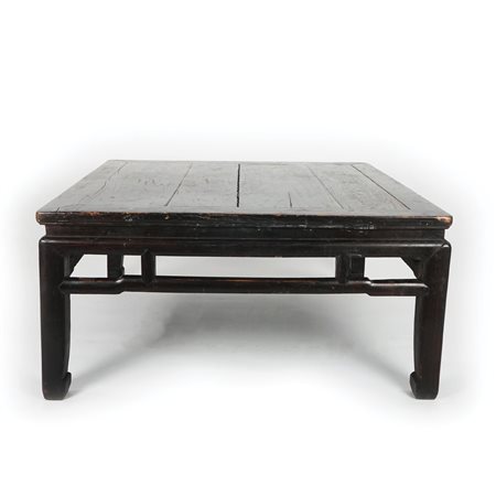 Tavolino da salotto in legno laccato marrone con piano quadrato; fascia...