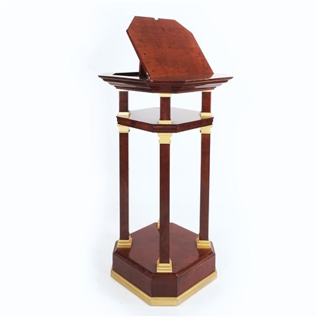 Leggio in mogano; piano ottagonale con tablette sollevabile e regolabile...