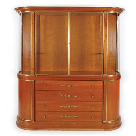 Mobile vetrina a due corpi impiallacciato in ciliegio; la parte superiore con...