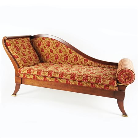 Dormeuse in mogano con schienale sagomato; gambe a sciabola con pieducci...