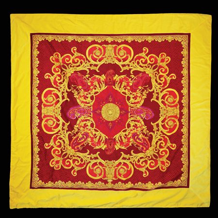 Atelier Versace copritavolo in velluto a stampa Barocco giallo oro su fondo...