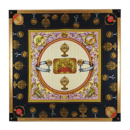 Atelier Versace carré in seta policroma raffigurante l'Allegoria...