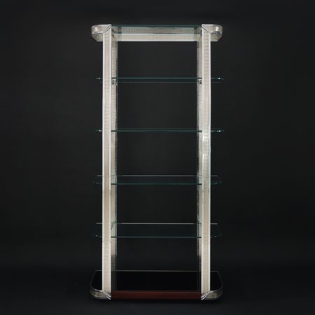 Libreria in metallo con ripiani in vetro; montanti scanalati e dettagli di...