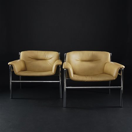 Quattro poltrone con struttura in acciaio cromato imbottite e rivestite di...