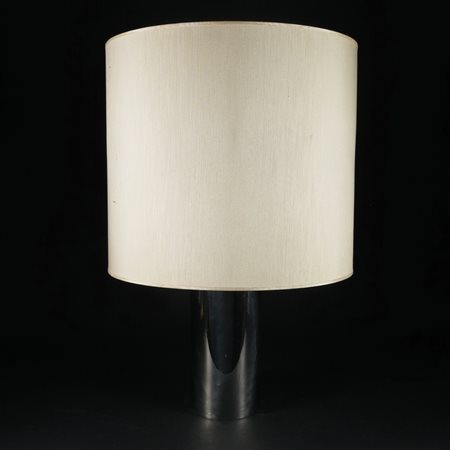 Lume da tavolo con stelo cilindrico in metallo cromato; completo di paralume....