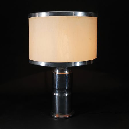 Lume da tavolo con stelo cilindrico in metallo cromato con due fasce anulari...