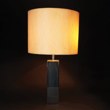 Lume da tavolo con stelo in metallo cromato a sezione quadrata, completo di...