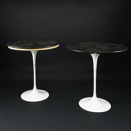 Coppia di tavolini Tulip con base in metallo verniciato bianco e piano...
