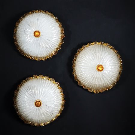 Diciassette plafoniere in vetro ghiacciato trasparente circondate da una...