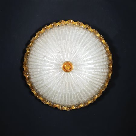 Plafoniera in vetro ghiacciato trasparente circondate da una bordura a...