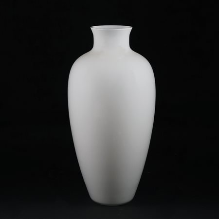 Vaso in vetro soffiato lattimo incamiciato della serie Opalini. Murano,...