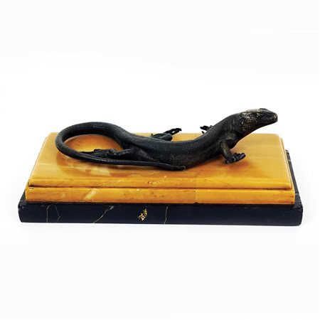 Fermacarte in bronzo patinato finemente cesellato a figura di lucertola, su...