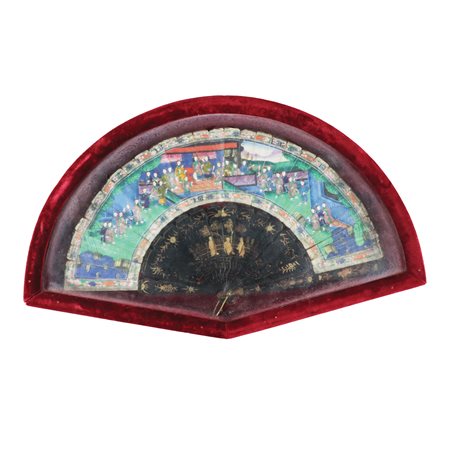 Ventaglio con stecche in lacca nera e ala in carta dipinta a tempera a scene...