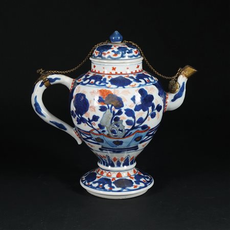 Teiera in porcellana bianca, blu e rosso ferro dipinta a motivi floreali in...
