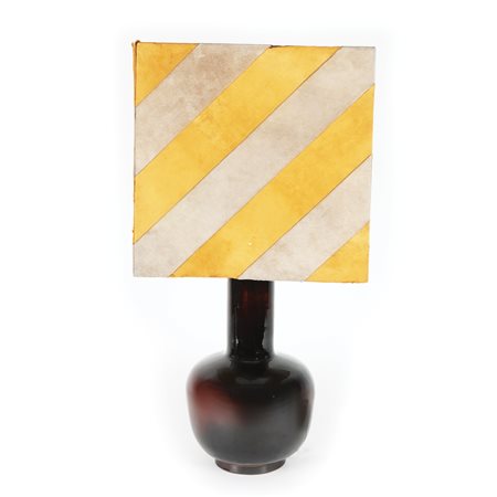 Vaso a bulbo, in porcellana sang de boeuf; montato a lume. Cina, XIX secolo,...