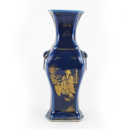 Vaso in porcellana blu e dorata dipinto a raffigurare un paesaggio orientale...