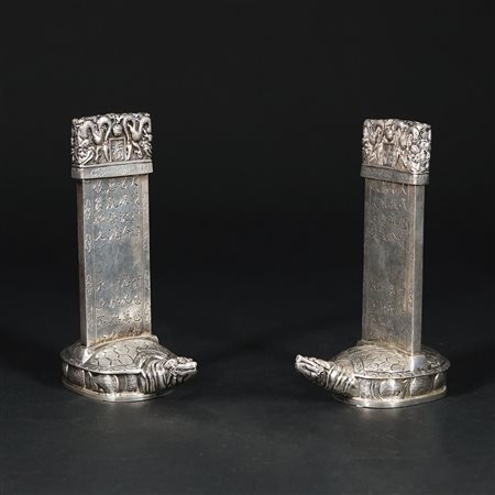 Coppia di spargi incenso in argento. Base cesellata in forma di tartaruga che...