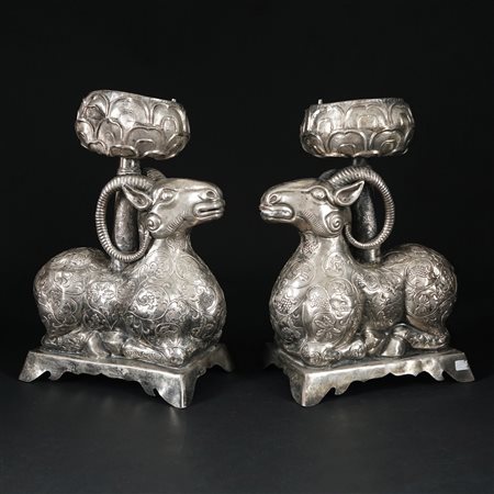 Coppia di incensieri in argento lavorati a guisa di arieti interamente...