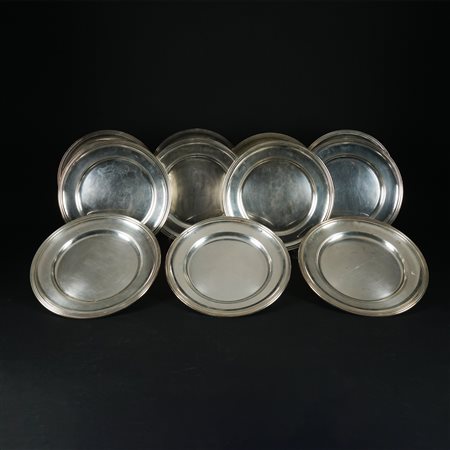 Undici sottopiatti in argento a superficie liscia con profilo del bordo...