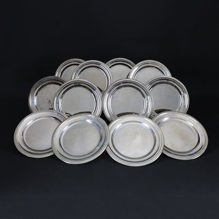 Dodici piatti da dolce in argento a superficie liscia con bordo cesellato a...