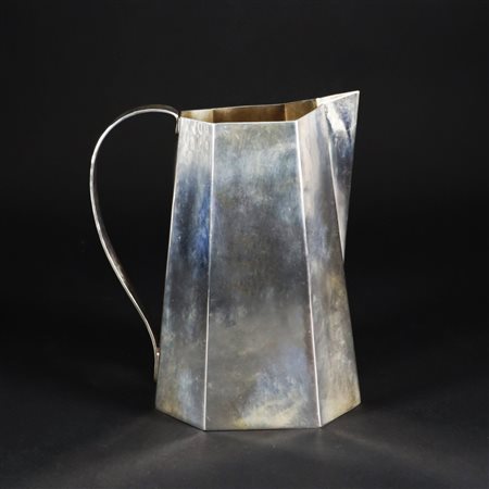Caraffa in argento martellato. Corpo ottagonale; ansa ricurva. Padova,...