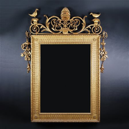 Importante cornice di impianto verticale in legno dorato. Fascia mediana...