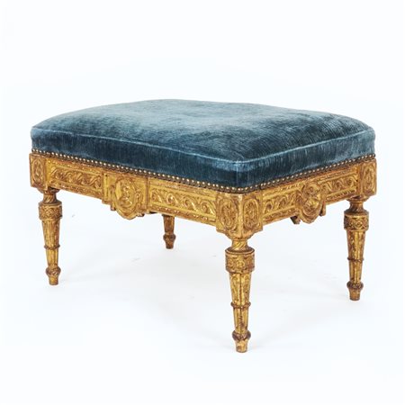 Panchetto in legno dorato. Fascia intagliata a motivo di onde interrotto da...