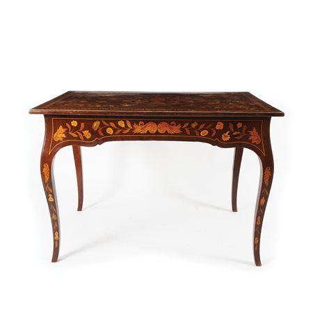 Tavolo da centro impiallacciato in noce e finemente intarsiato in legni di...