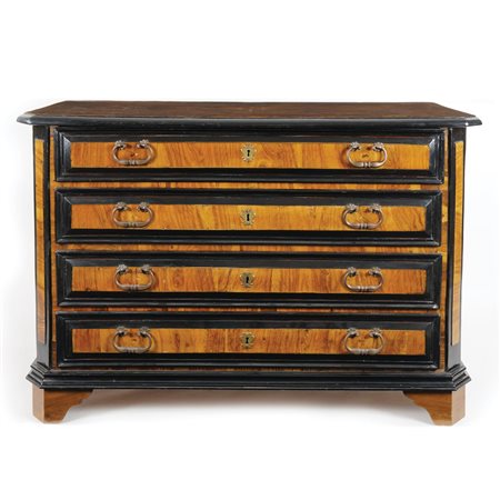 Cassettone lastronato in noce con profili in legno ebanizzato; piano...