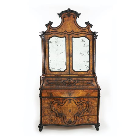 Trumeau lastronato in radica di noce con profili in legno ebanizzato. La...