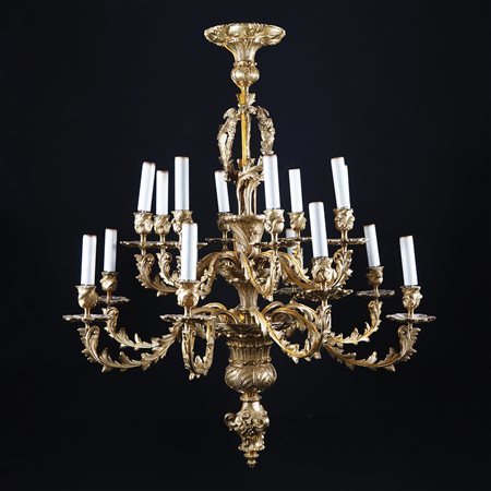 Lampadario in bronzo dorato a 16 luci distribuite su due palchi: ciascuna...