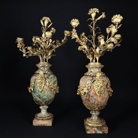 Coppia di rari flambeaux in spataflorite. Corpo ovoidale riccamente montato...