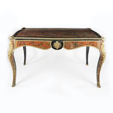 Scrivania in legno ebanizzato interamente intarsiata in metallo dorato su...