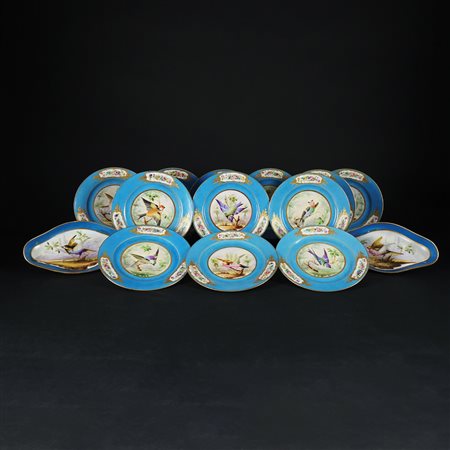 Dodici piatti e due raviere di forma ovale in porcellana turchese, policroma...