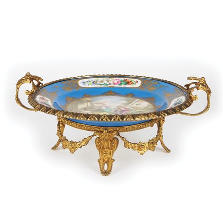 Alzata in porcellana azzurra, dorata e policroma, dipinta sulla tesa a...