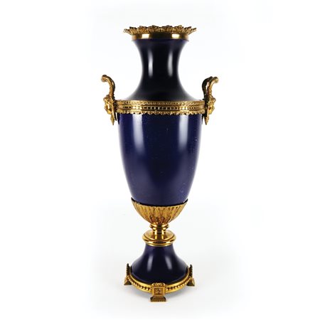 Vaso in porcellana blu con corpo ovoidale arricchito da una montatura in...