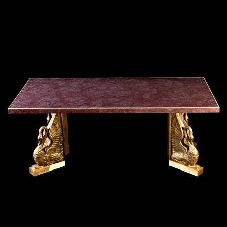 Elegante tavolo con piano rettangolare lastronato in porfido; profili in...