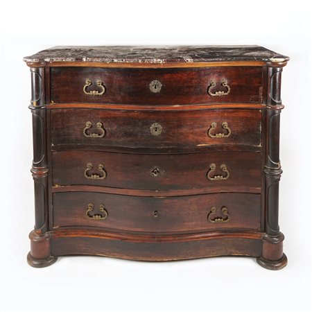 Cassettone impiallacciato in noce con fronte mosso a quattro cassetti; piano...