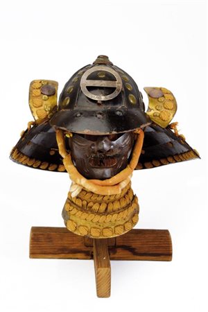 Raro ed elegante modello di Kabuto completo di menpo