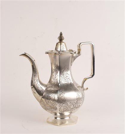 CAFFETTIERA IN ARGENTO Londra, Regina Vittoria 1843 corpo esagonale inciso a...