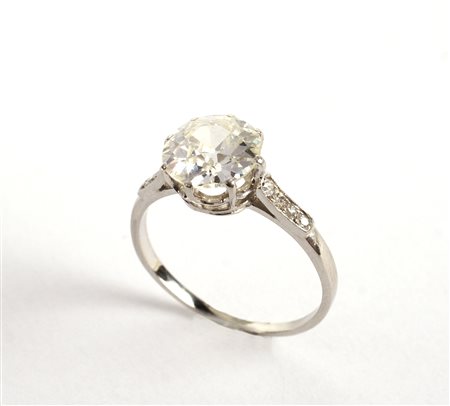 ANELLO SOLITARIO IN ORO BIANCO 18KT con un diamante taglio brillante vecchio...