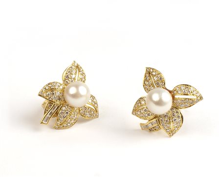 ORECCHINI A LOBO IN ORO GIALLO 14KT a motivo floreale con diamanti taglio...