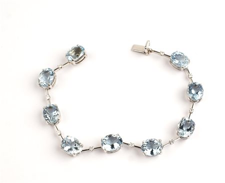 BRACCIALE IN ORO BIANCO 18KT e nove acquamarine taglio ovale per ct 21,50...