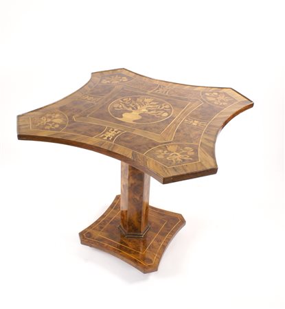 TAVOLO DA CENTRO Italia XVIII Sec. in legno di olivo e radica, piano sagomato...