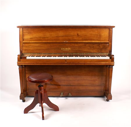 PIANOFORTE VERTICALE "CRAMER" IN NOCE Londra inizi del XX Sec. completo di...